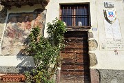 11 Casa Annovazzi con stemma, affresco, meridiana...
